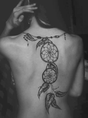  Tatouage attrape rêve sur l'intégralité du dos, photo en noir et blanc